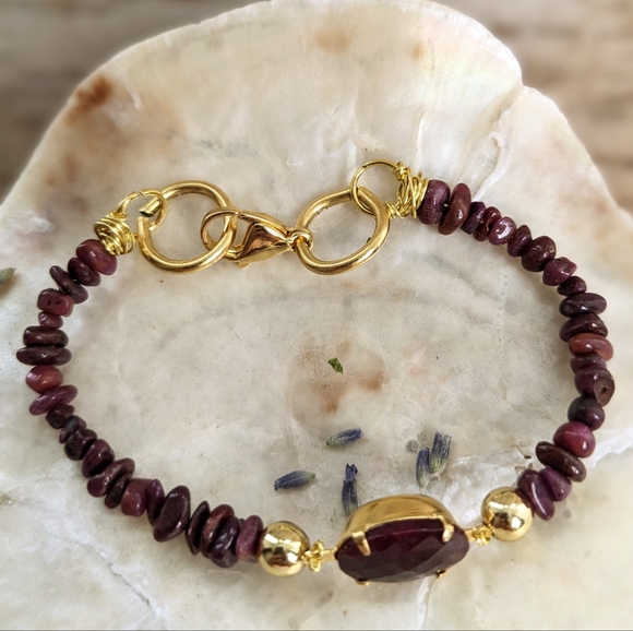 4.5 Carats Natural Ruby Chips And Centerpiece Ruby Bracelet - Picture 4 of 5